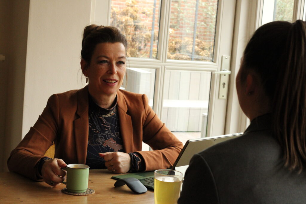 Yvonne van ConnectY biedt studente hulp bij (af)studeren en marketingcommunicatie