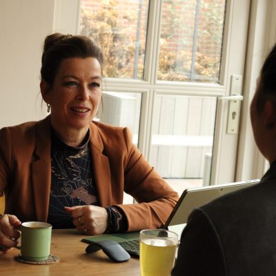 Yvonne van ConnectY biedt studente hulp bij (af)studeren en marketingcommunicatie